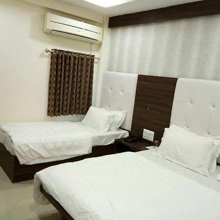 Hotel Sun Shine Ahmedabad Esterno foto