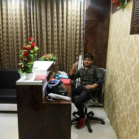 Hotel Sun Shine Ahmedabad Esterno foto